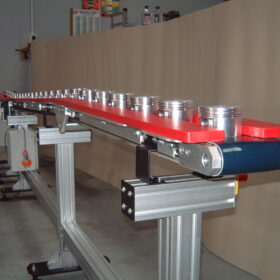 Component conveyor with edge barriers